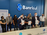 Banrisul oferece microcrdito com condies especiais a entregadores associados ao Sindimoto-RS