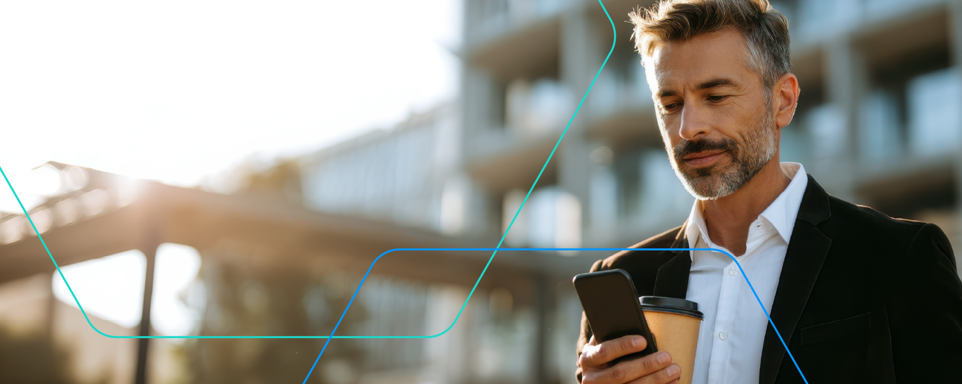 homem sorrindo com smartphone e copo de caf� na m�o.fundo claro. linhas do hexagonos bem finas em verde e azul.