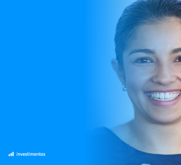 mulher sorrindo e fundo gradiente azul