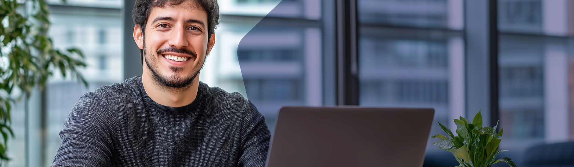 jovem sentado em mesa com notebook