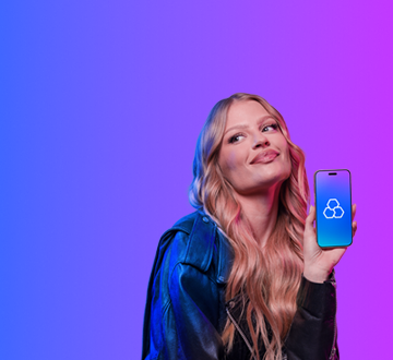 Foto da Luisa Sonza segurando um celular com a marca Banrisul.