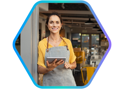 mulher em local de trabalho com tablet na mo e sorrindo