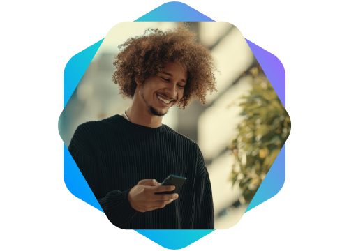 jovem mexendo em celular sorrindo