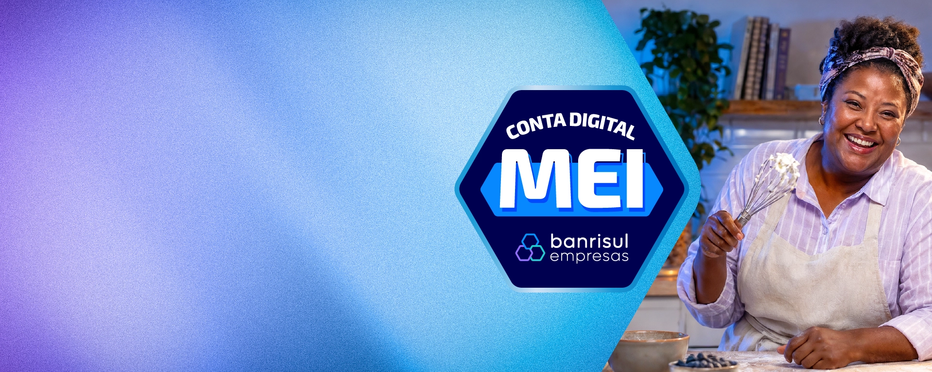 mulher conzinheira com material de cozinha na m�o e sorrindo