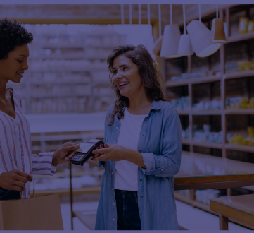 duas mulheres realizando pagamento via contactless com carto.