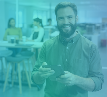 homem de barba sorrindo com tablet na mão