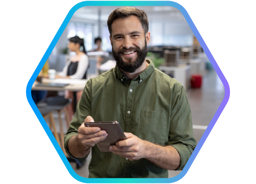 homem com barba sorrido com tablet na mo