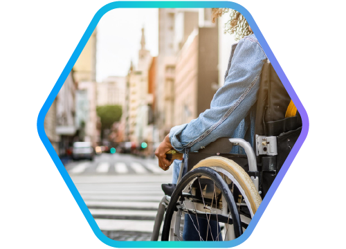homem em cadeira de rodas em rua de grande cidade