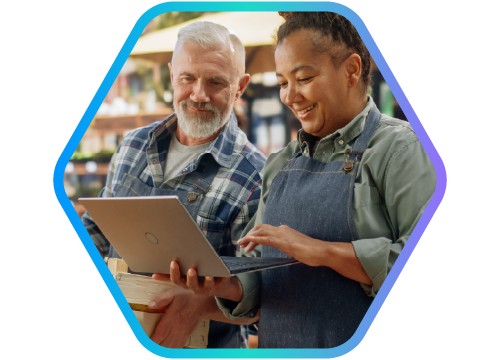 homem e mulher olhando para notebook em local de trabalho