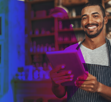 homem com tablet na mão