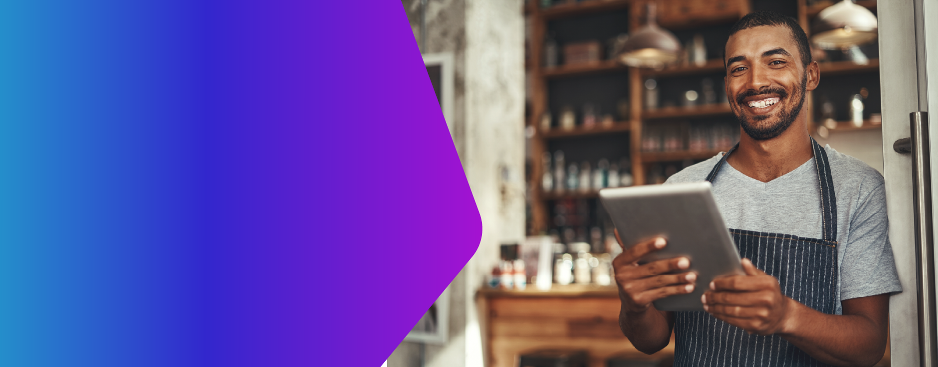 homem com tablet na mão