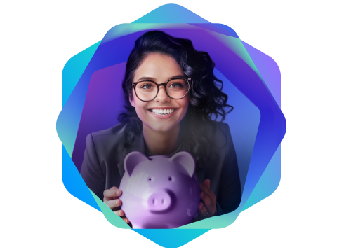 menina sorrindo segurando um cofre de porquinho