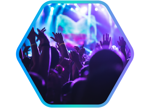 imagem de plateia em show com as mos levantadas