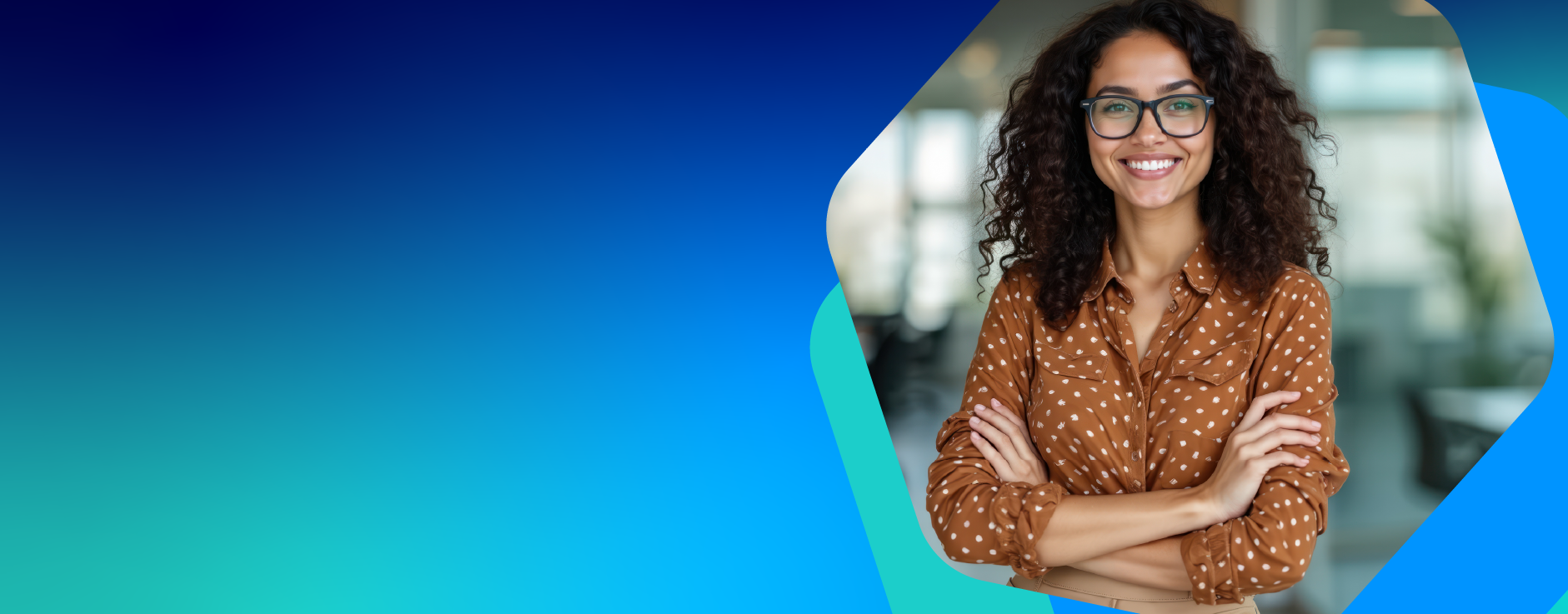 mulher com braos cruzados sorrindo