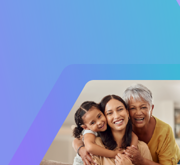 Foto de mulheres de tr�s gera��es se abra�ando.