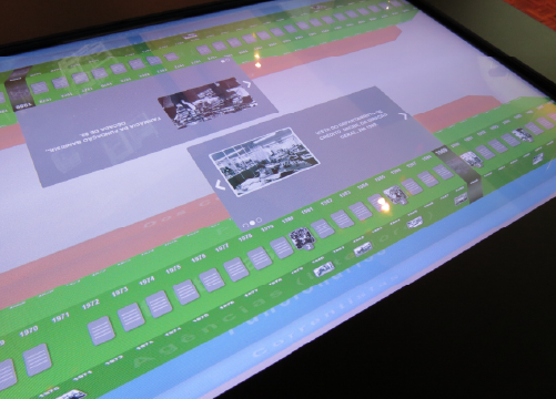 Foto de mesa interativa para consulkta de informa��es sobre o Banrisul.