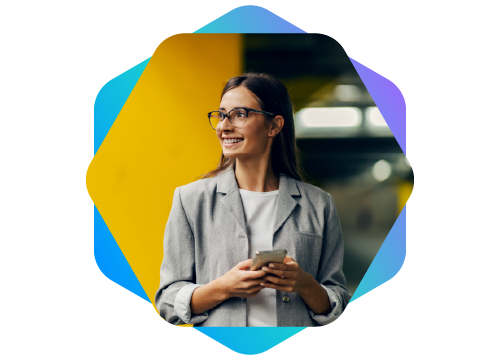 imagem de mulher jovem de �culos olhando para o lado e sorrindo, com celular na m�o