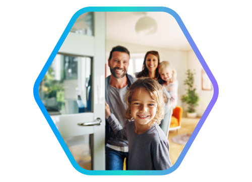 menina abrindo a porta com pai, m�o e irm� de colo atr�s sorrindo e olhando para a foto.