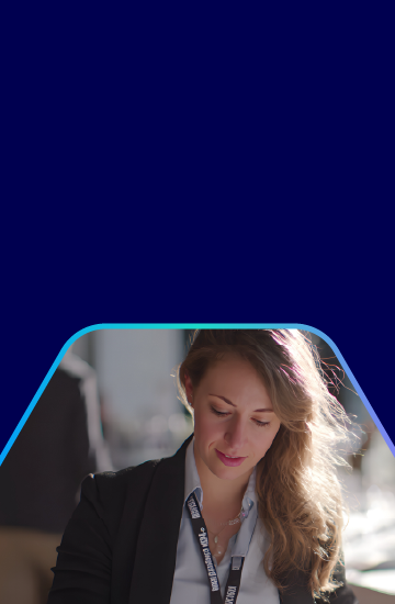 mulher de cracha em escrit�rio