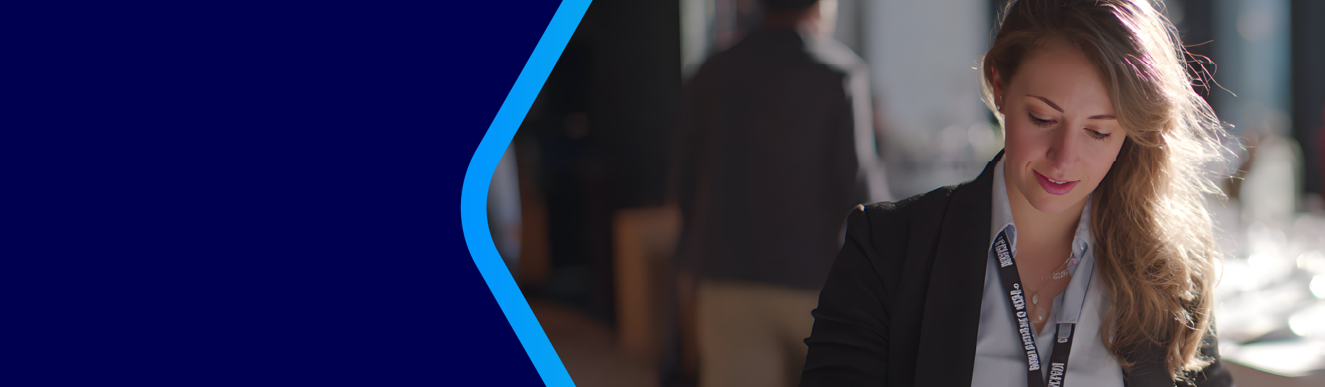 mulher de cracha em escrit�rio