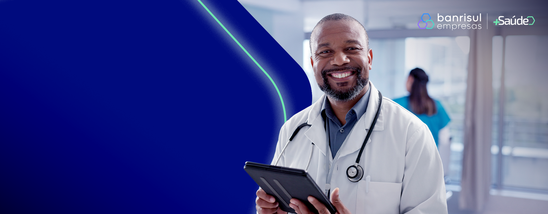 Foto de m�dico sorrindo com um estetosc�pio no pesco�o e segurando um tablet.