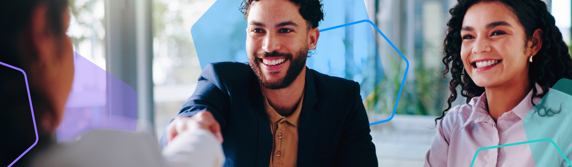 Foto de um homem estendendo a m�o para um cumprimeto..