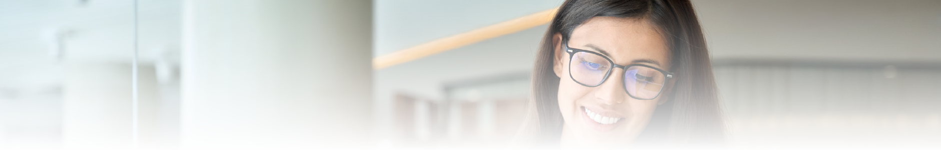 mulher sorrindo com papel na m�o em frente a notebook
