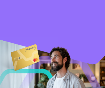 Foto de homem sorrindo e ilustra��o do cart�o Banrisul Mastercard Gold.