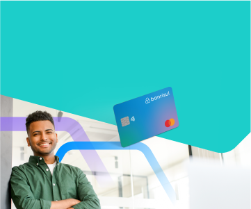 Foto de homem de bra�os cruzados sorrindo e ilustra��o do cart�o Banrisul Mastercard B�sico .