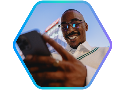 jovem sorrindo mexendo em seu telefone celular