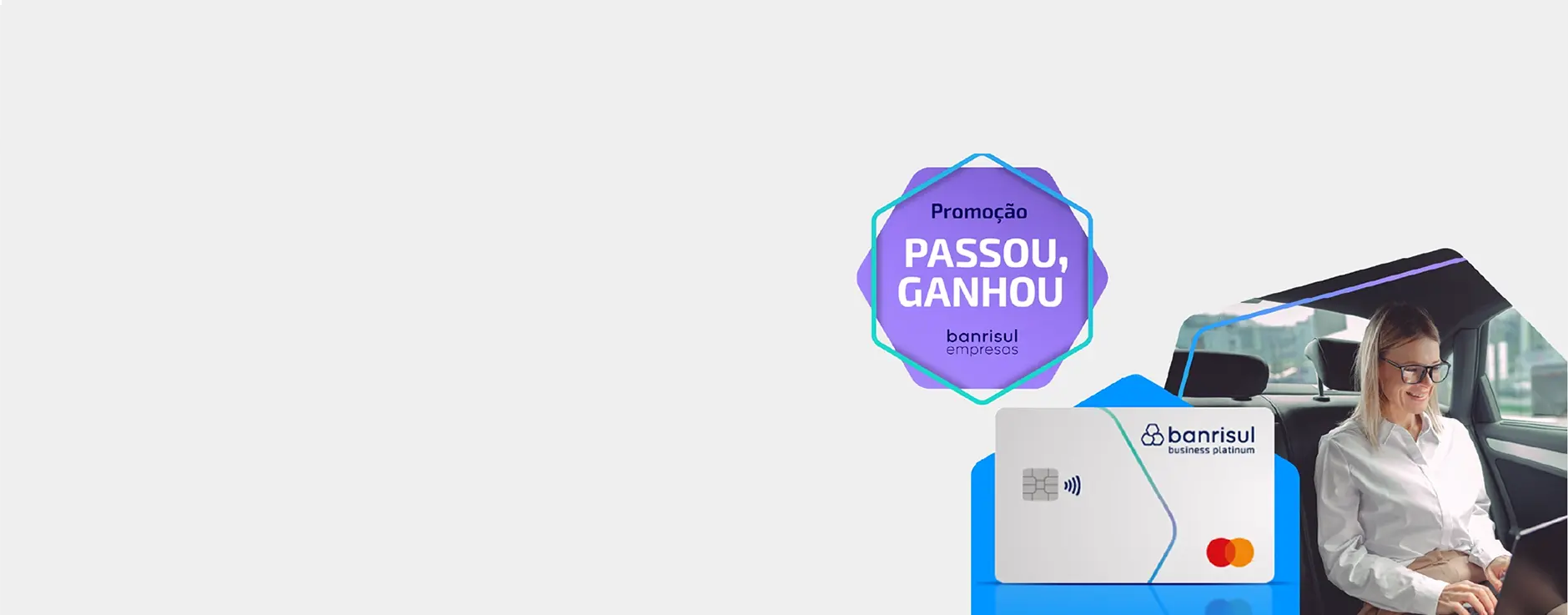 imagem de mulher no banco de tr�s de carro, cart�o banrisul business platinum e lettering da campanha passou ganhou